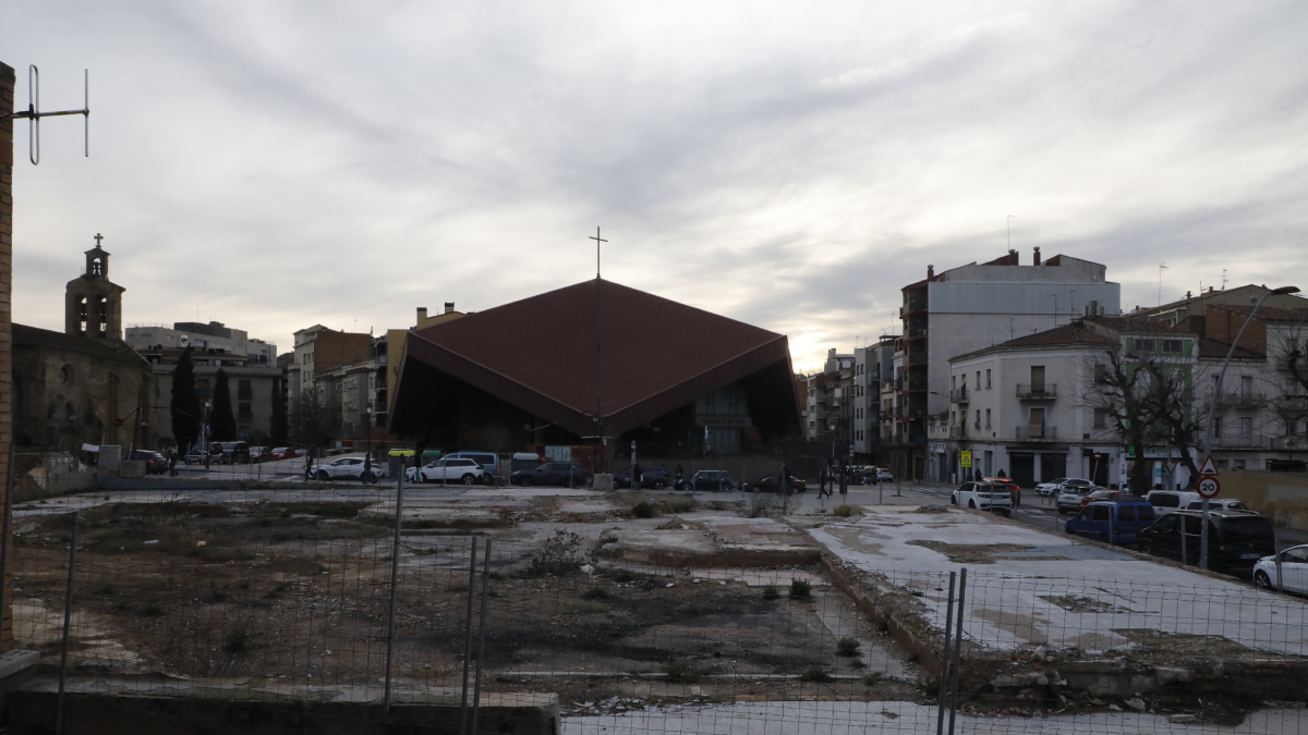 Solar de la calle Sant Martí en el que el pasado marzo se acabó de derribar la antigua comisaría. - AMADO FORROLLA