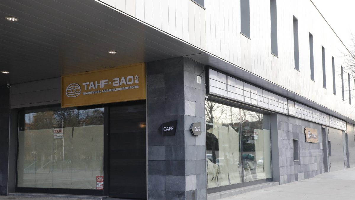 El restaurante, de comida asiática, está en la planta baja del edificio y el hotel B&B, en la primera planta. - AMADO FORROLLA