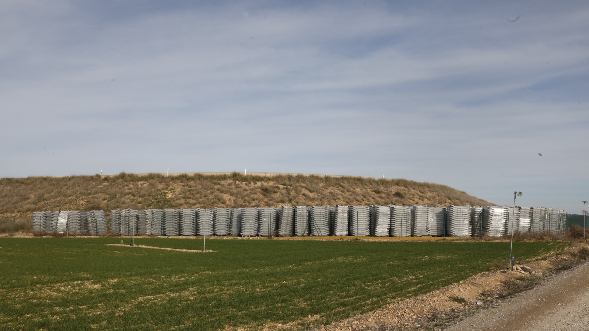 Les estructures flotants aplegades des de fa mesos al costat de la bassa d’Alfés. Les plaques es troben sota coberta en un magatzem. - AMADO FORROLLA