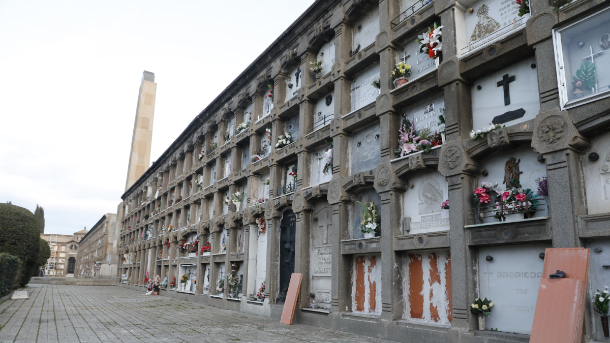 Dos de los nichos cuya lápida fue destrozada, ya reparados, en el departamento de Sant Josep. - AMADO FORROLLA