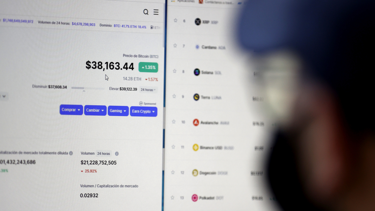 A la imatge d’arxiu, un home mentre observa un lloc d’intercanvi de criptomonedes.