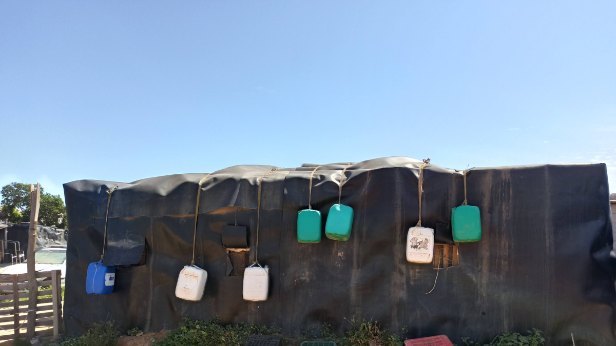 Bidones y garrafas para guardar agua en un asentamiento de temporeros