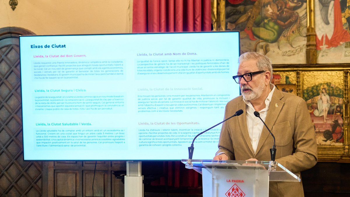 Larrosa, presentant el document del Pla d'Acció Municipal.