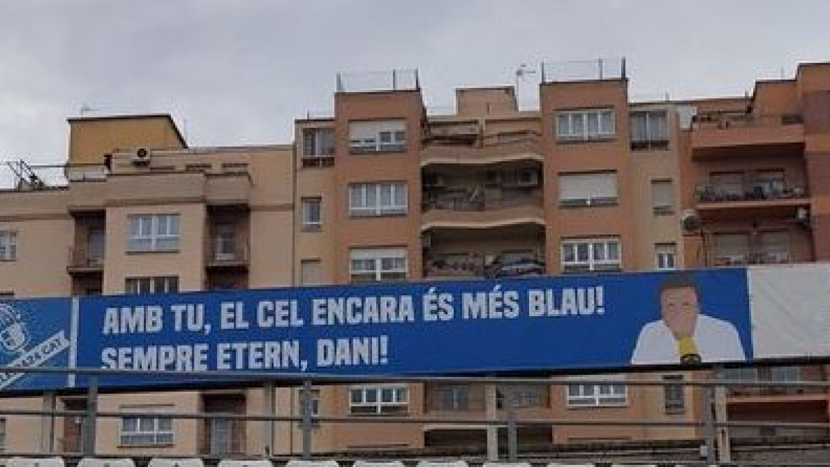El cartell en record a Dani Badia, al gol sud del Camp d'Esports.