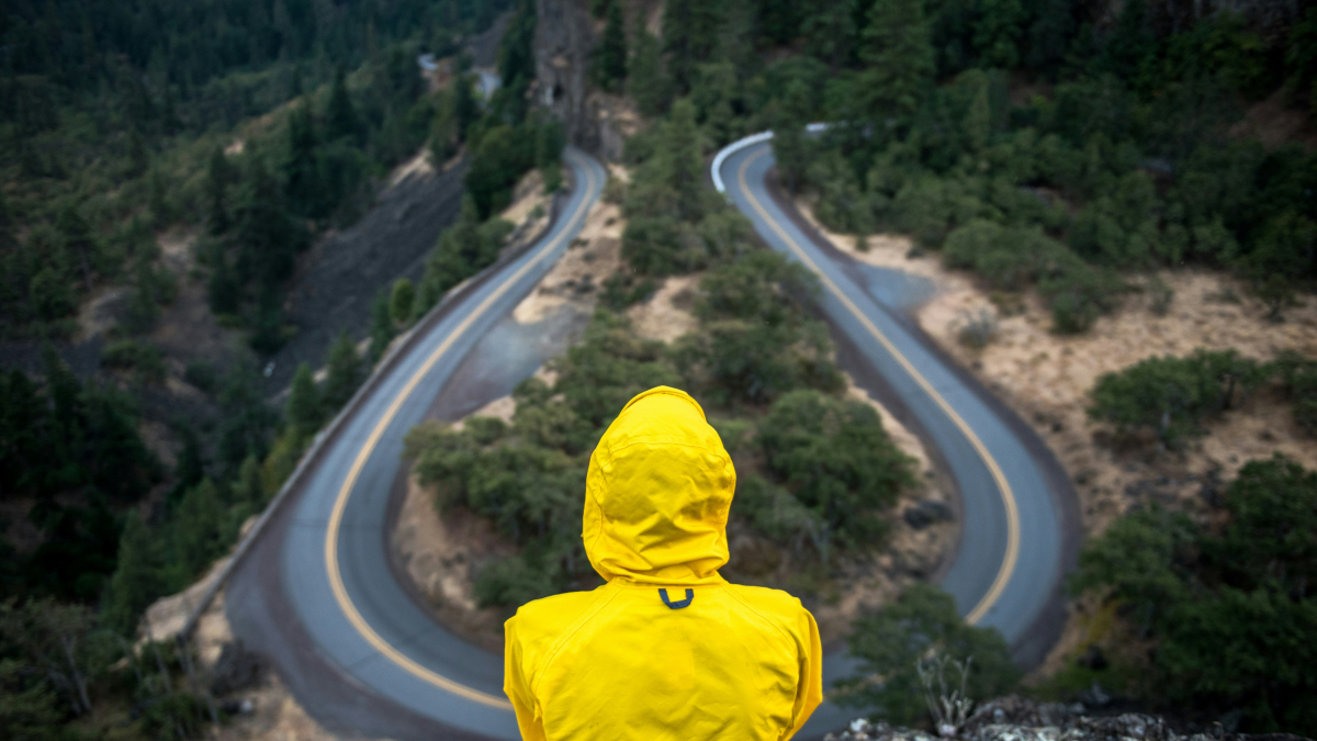 Imagen de una persona sola contemplando el paisaje.
