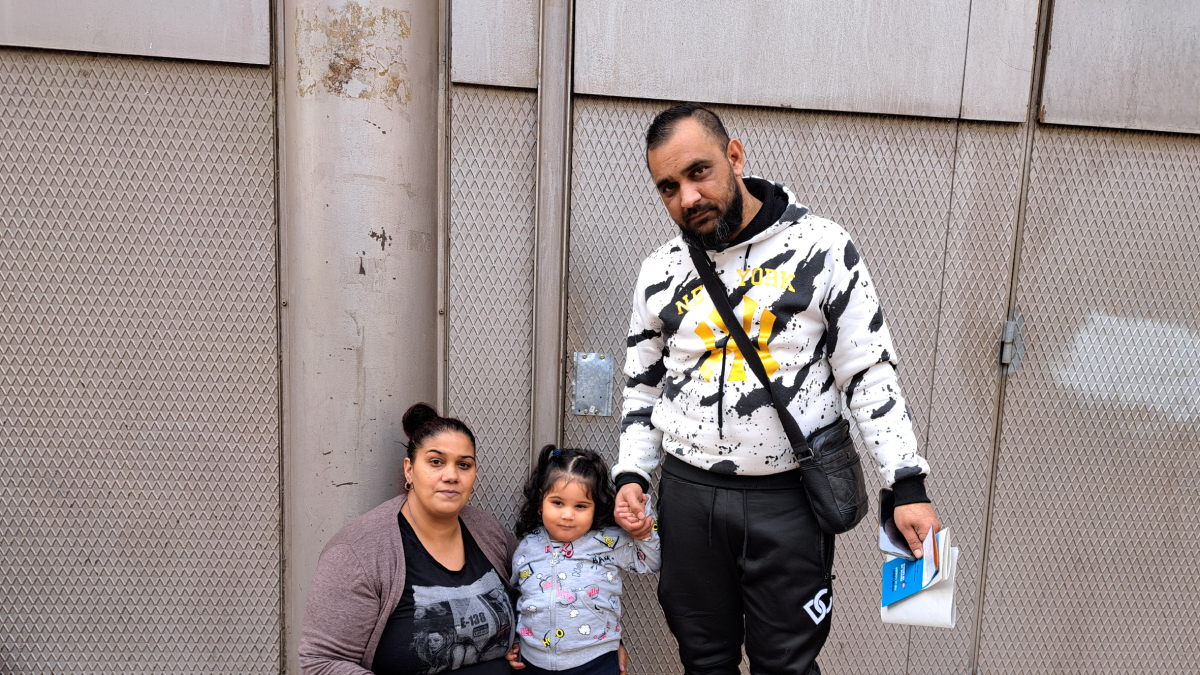 La família que serà desnonada per estar okupant un pis. - SCD