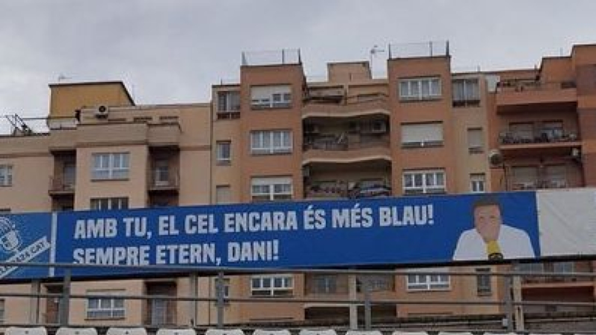 Una valla del Camp d'Esports en recuerdo al periodista Dani Badia - BLUES NORD