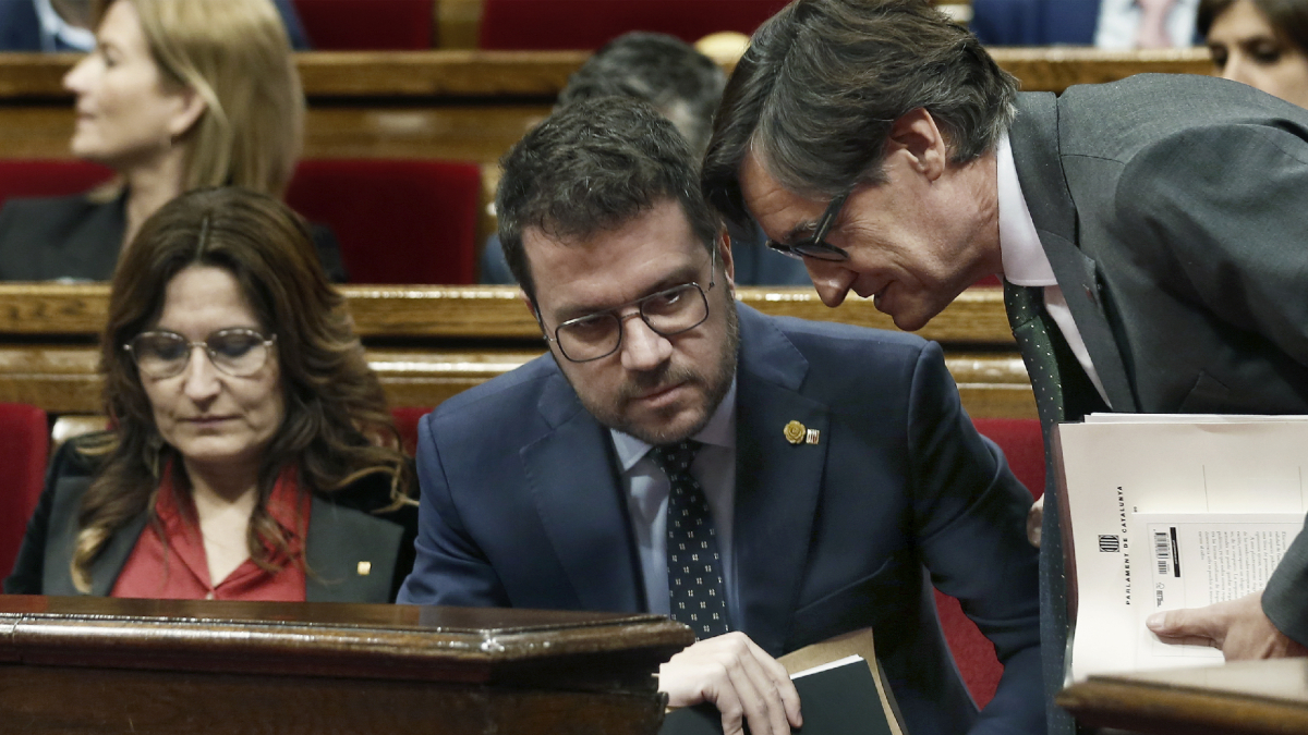 El líder del PSC, Salvador Illa, s’adreça a Pere Aragonès al Parlament. - EFE
