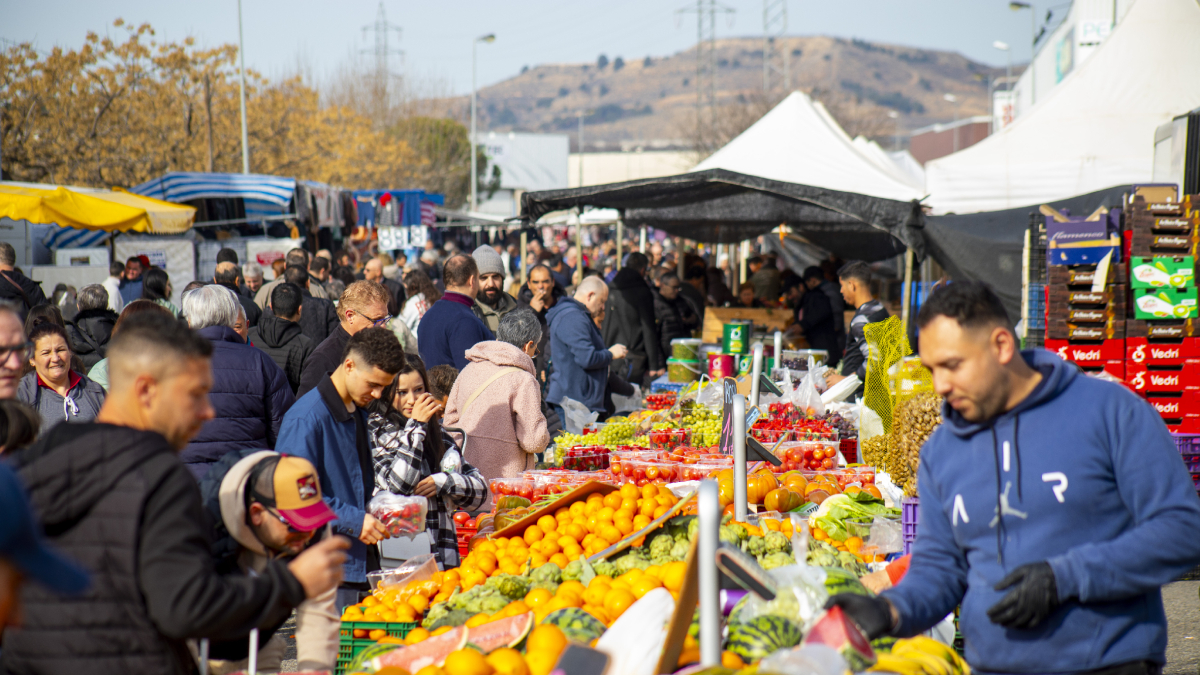 Els productes d’alimentació són una de les principals ofertes del mercat dominical de Torrefarrera. - GERARD HOYAS