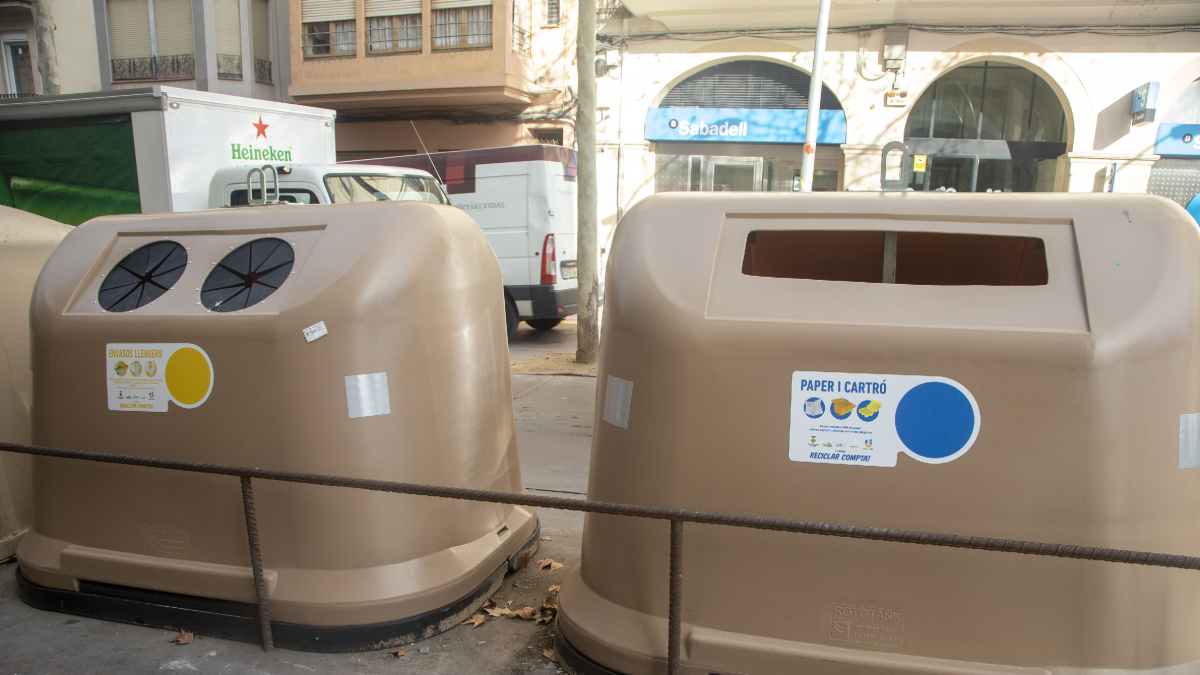 Dos dels 30 nous contenidors que el consell de l’Urgell ha desplegat a Tàrrega. - LAIA PEDRÓS