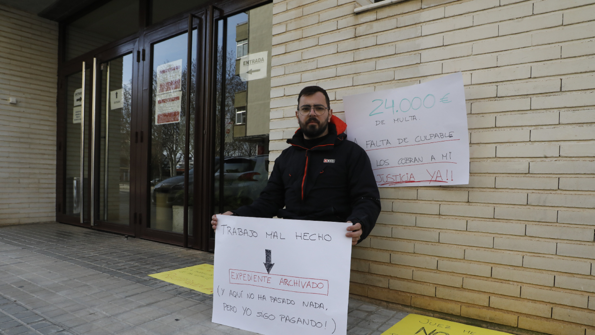 Carlos Pinto, ahir protestant a les portes de la seu de la Inspecció de Treball de Lleida. - AMADO FORROLLA