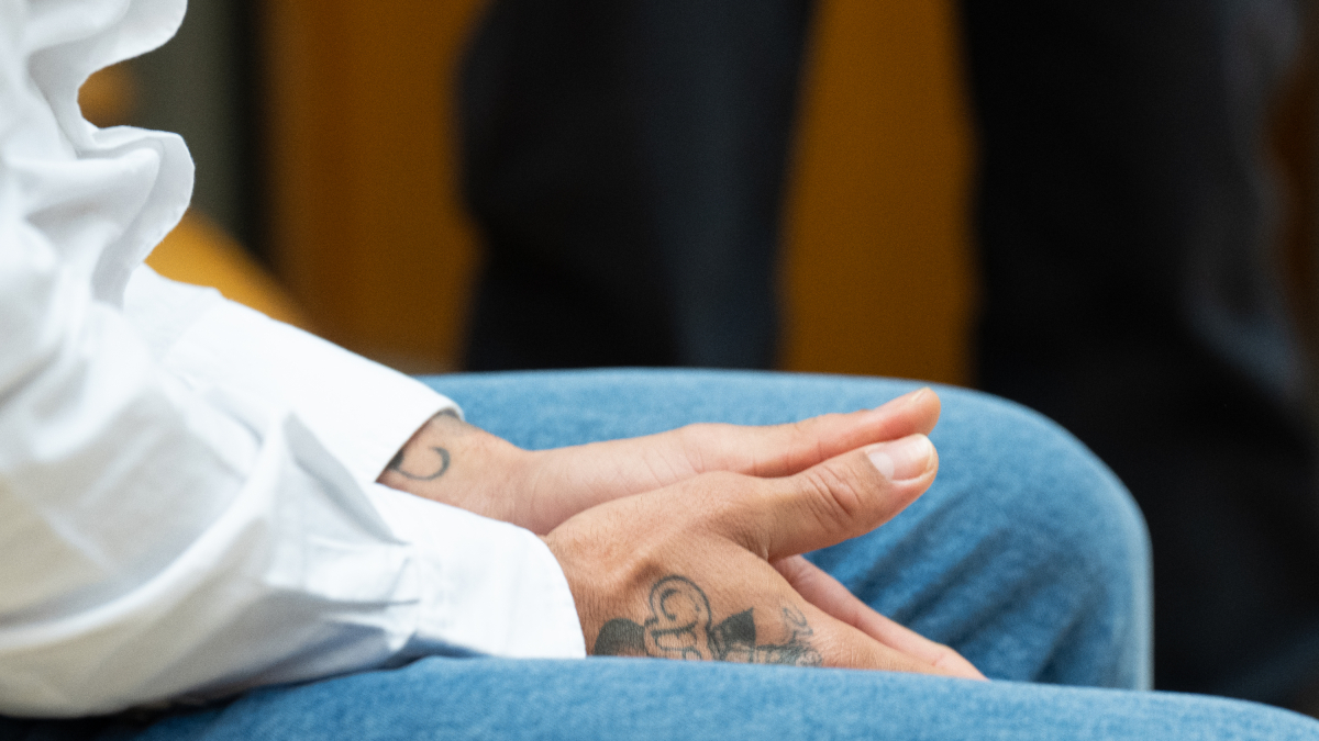 Les mans de l’exfutbolista Dani Alves durant el judici a l’Audiència de Barcelona el 5 de febrer.