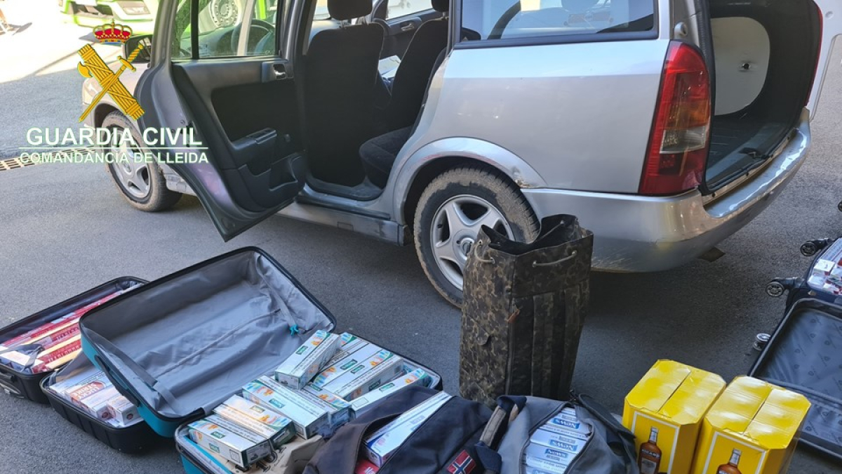 Los paquetes de tabaco de contrabando y las botellas de alcohol decomisadas por la Guardia Civil en un control en la N-145.