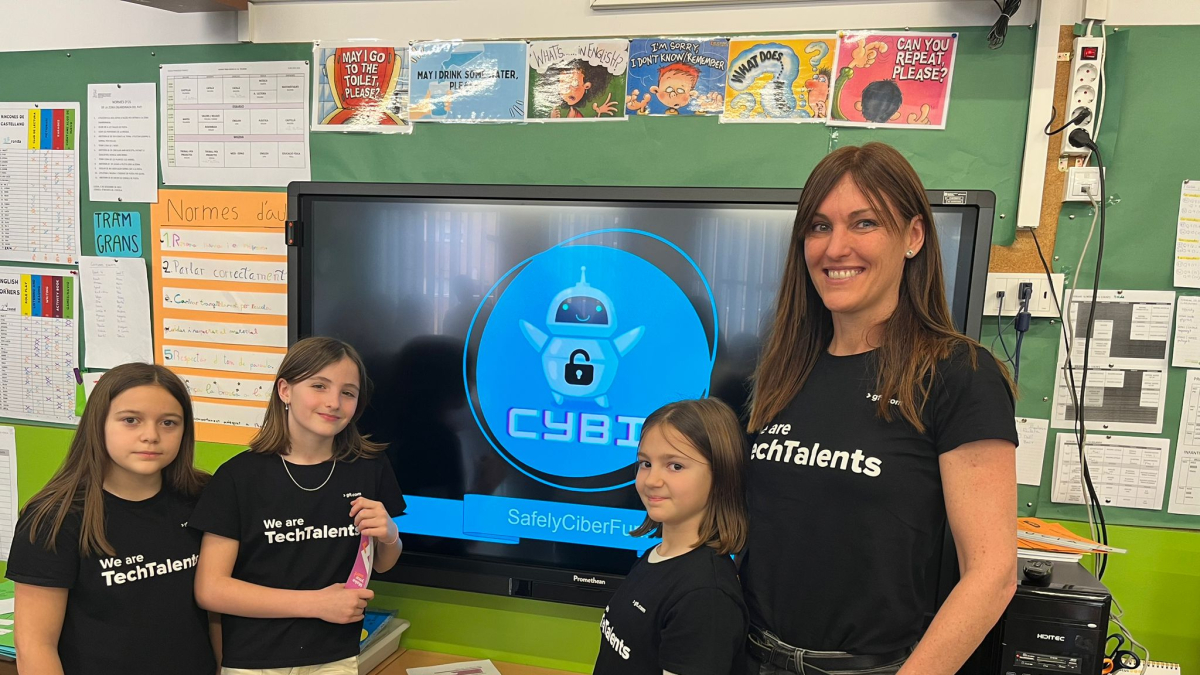 Carla Morreres, Valeria Gallard i Berta Farré van presentar ahir el projecte ‘Cybi’ juntament amb la seua mentora, Marta López.