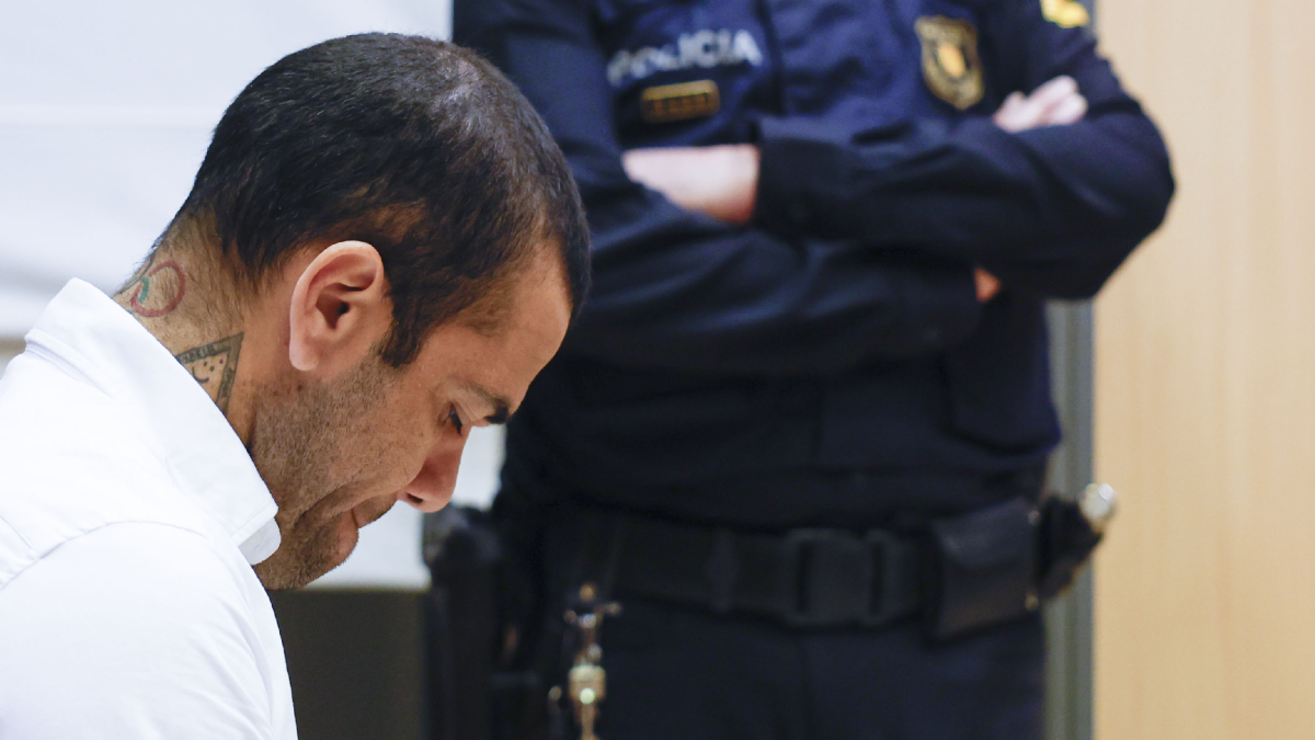 Imagen de archivo de Dani Alves durante el juicio celebrado contra él por violación. - EFE/ ALBERTO ESTÉVEZ