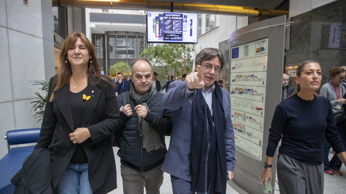 Carles Puigdemont flanquejat per dirigents de Junts a l’arribar a l’Eurocambra el 8 de novembre. - EUROPA PRESS