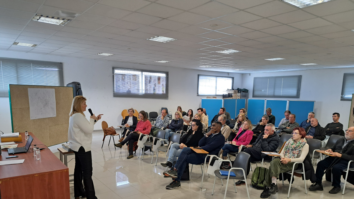 La reunión informativa sobre la modificación del plan en el local de Serrallarga, en plena Horta. - SCD
