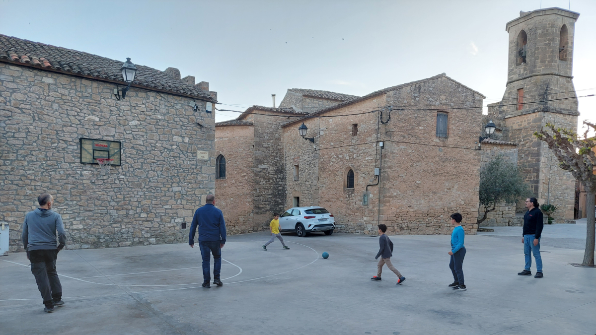 La plaça d'un poble de Lleida.