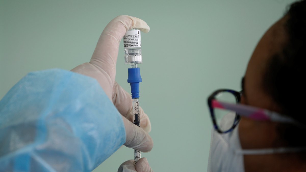 En la imatge d’arxiu, una infermera sosté una dosi de la vacuna Pfizer contra la covid-19.