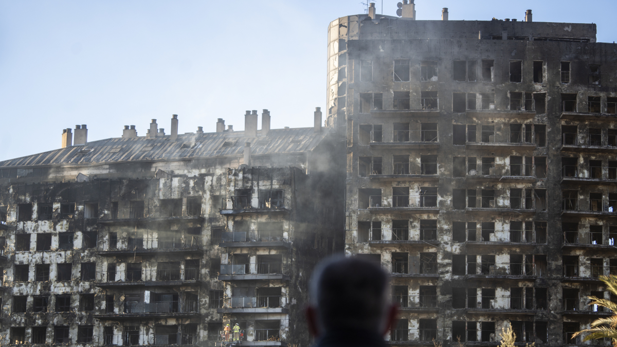 Un hombre observa la estructura del edificio tras el incendio de ayer en Valencia.