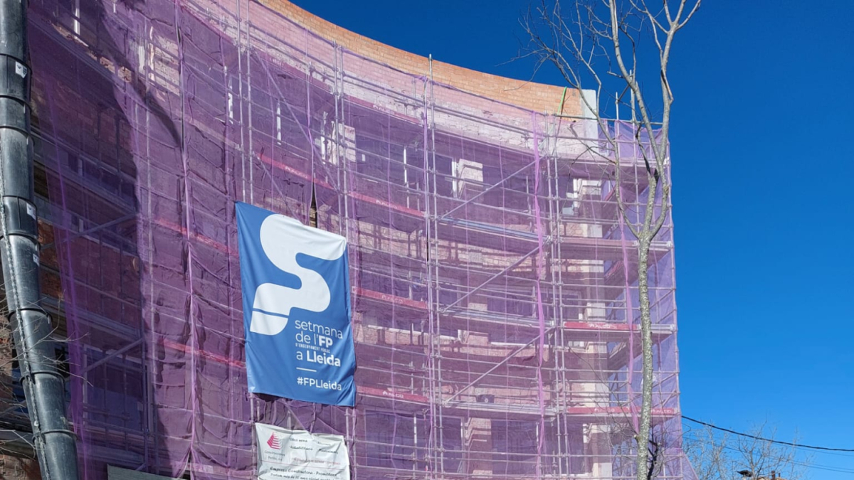 Alumnos del Guindàvols plantan árboles en los alrededores del instituto - ESCOCELLS LLEIDA