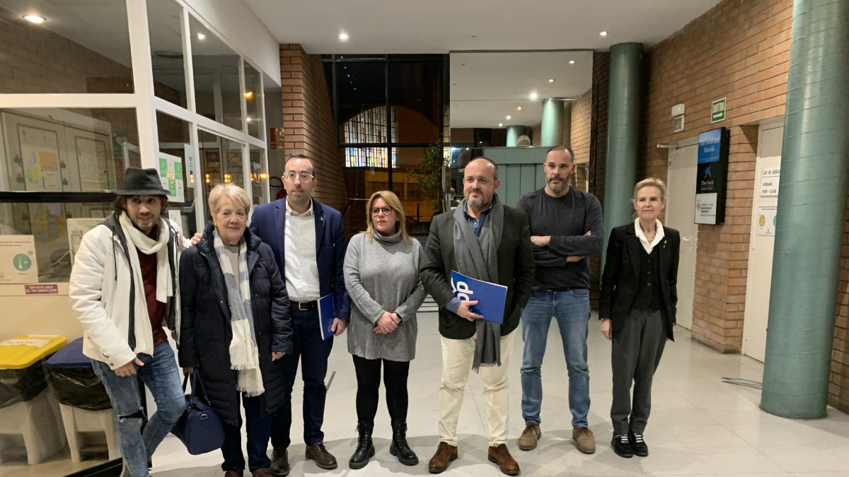 Palau i Fernández es van reunir ahir amb veïns de la Mariola. - MARC CARBONELL