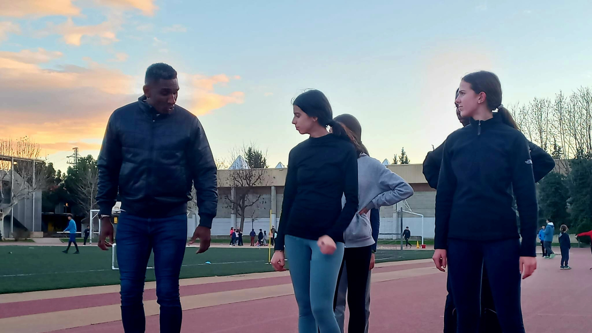 El concejal de Deportes, Jackson Quiñónez, con jóvenes. - AJUNTAMENT DE LLEIDA