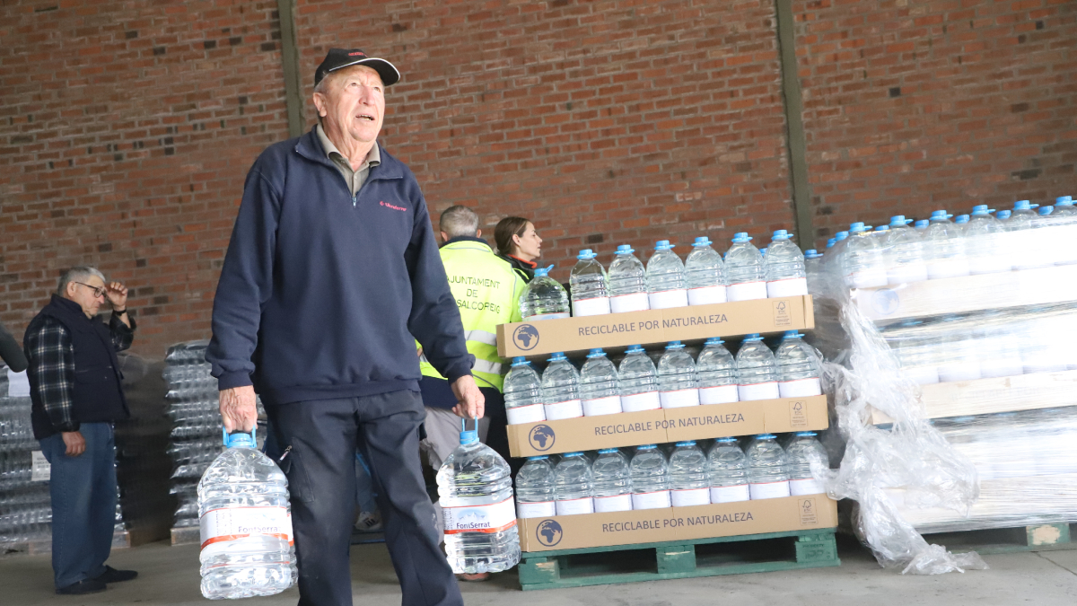 Rialp va repartir garrafes i paquets de botelles d’aigua entre els veïns. - MAGDALENA ALTISENT