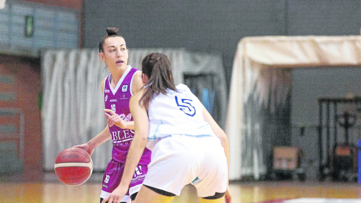 Mili Maza, la más destacada de las leridanas, con el balón. - JAVI ENJUANES