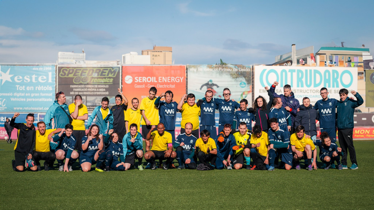 Foto de familia de los jugadores del Atlètic Lleida Genuine y de la Fundación Aspros. - POL PUERTAS