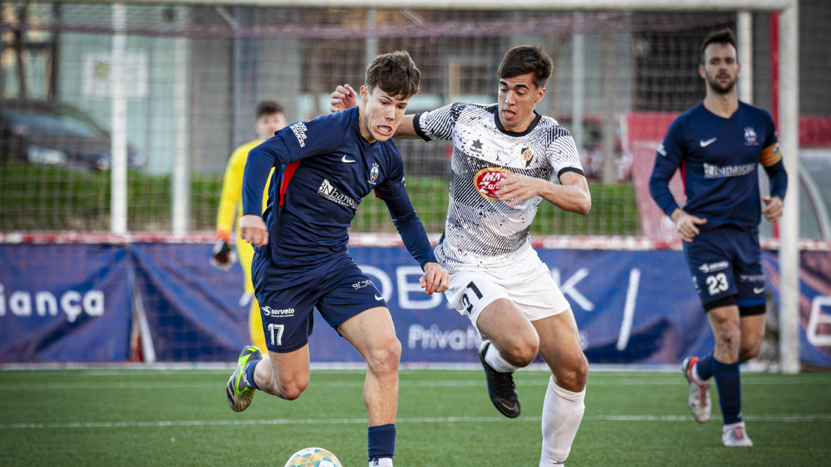 Miquel Graells condueix una pilota pressionat per un rival de l’Horta. - POL PUERTAS