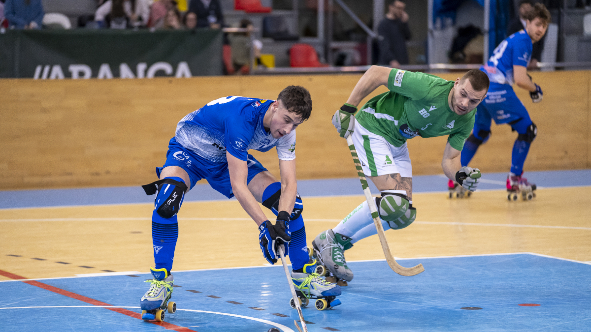 Sergi Folguera, que erró una falta directa, controla la bola ante la defensa de César Carballeira. - MANU BOUTUREIRA