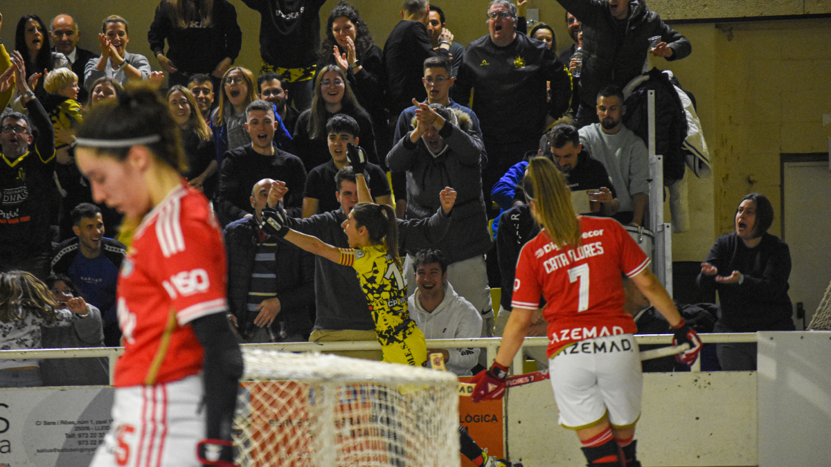 Maria Porta festeja efusivamente el tanto que restablecía la igualada. - CLARA LIÁÑEZ