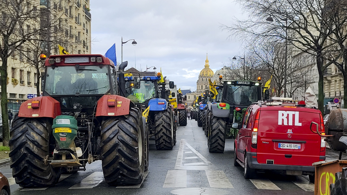 Agricultors francesos van fer una marxa lenta per París. - EFE