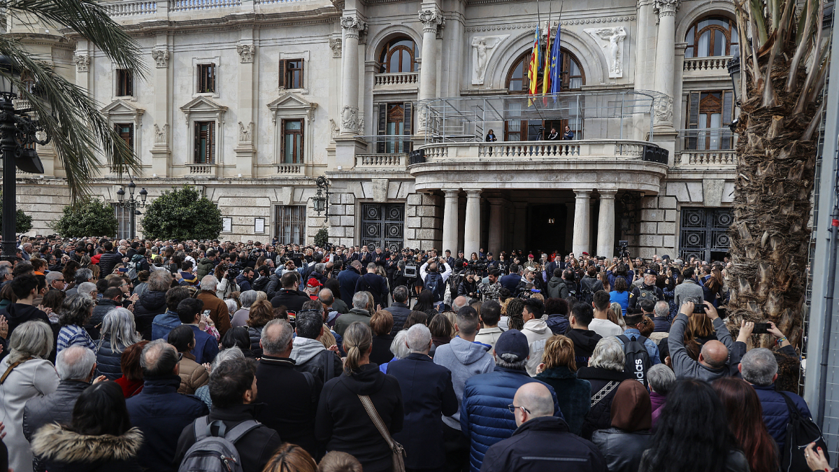 Decenas de personas recordaron a las víctimas con un minuto de silencio frente al ayuntamiento. - EUROPA PRESS