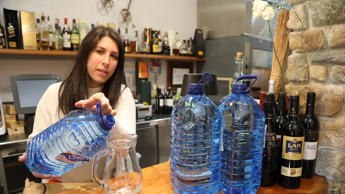 Ainoha Gresa llena jarras con agua embotellada en Albus. - EDGAR ALDANA