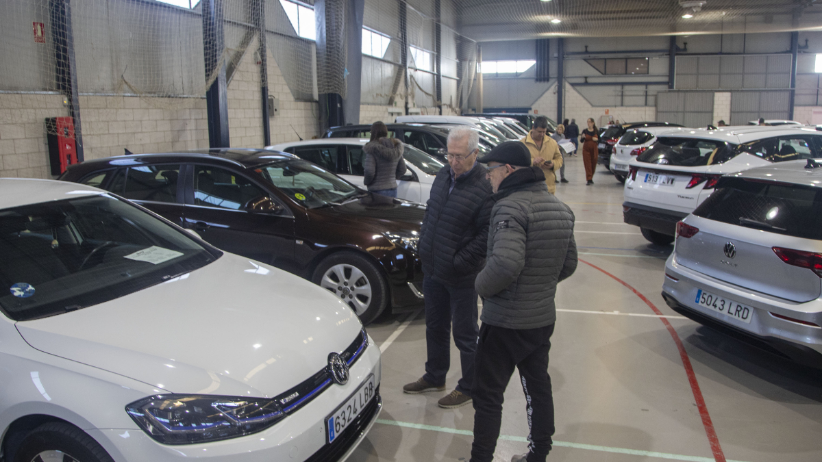 Visitantes en la primera jornada de la feria Agr’auto. - LAIA PEDRÓS