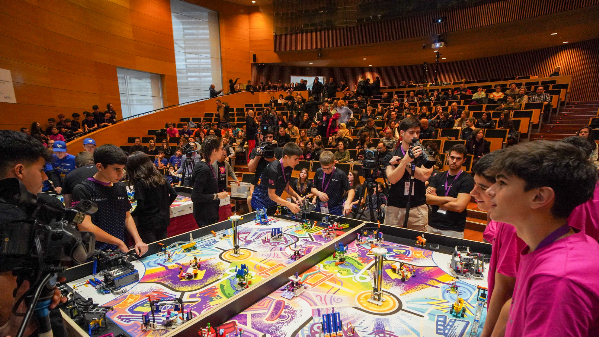 Vista el equipo de Robotech durante la competición que tuvo lugar en el Centre de Cultures de la Universitat de Lleida. - JORGE AGUSTÍN