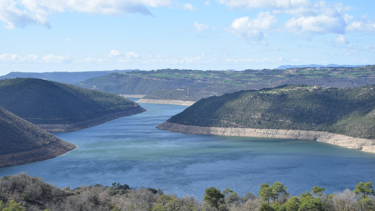 Vista desde Tiurana del pantano de Rialb, en el Segre, que acumula más agua que hace un año. - MAGDALENA ALTISENT