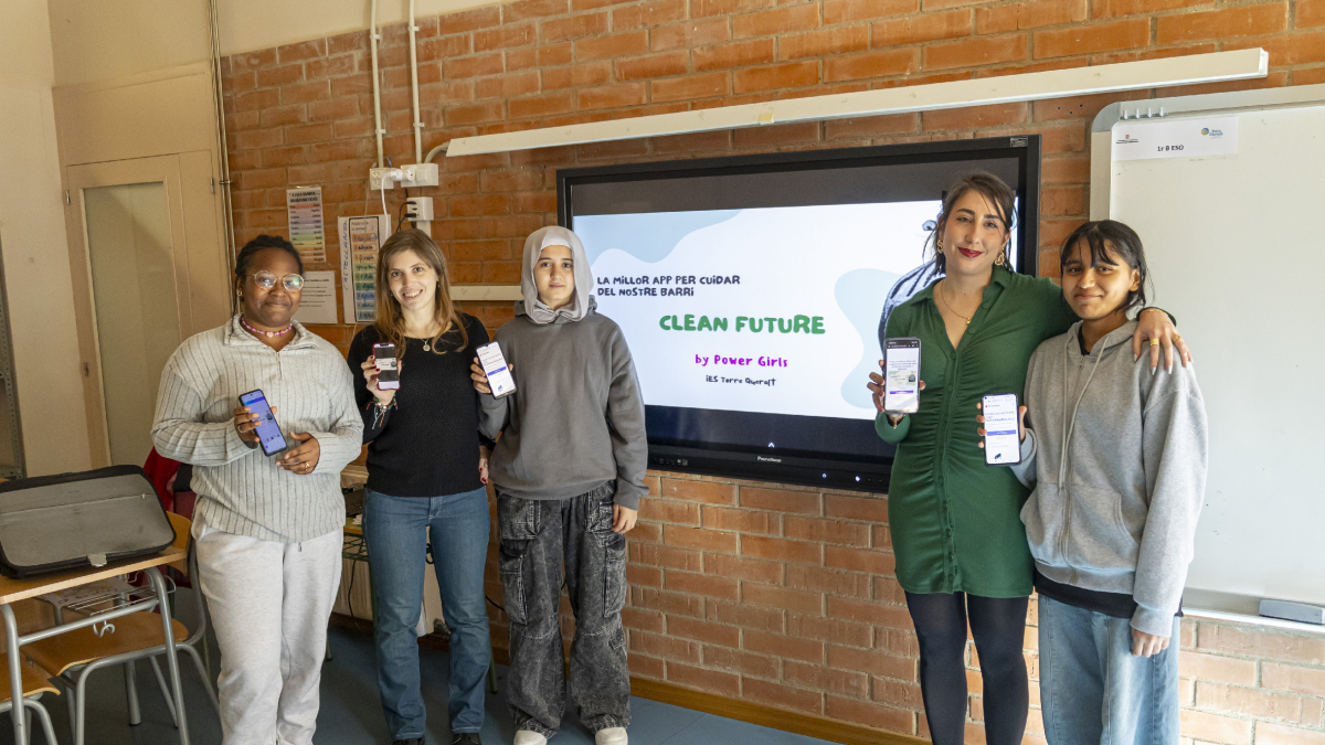 Hawa, Hiba y Adja diseñaron y desarrollaron ‘Clean Future’ junto a Sharyd y Avril, con la ayuda de las mentoras Alba y Natalia. - JORDI ECHEVARRIA