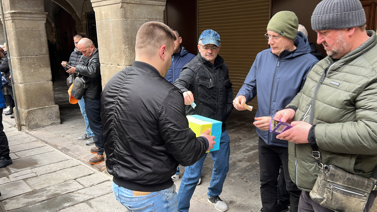 Una persona recogiendo donativos a favor de la población de Ucrania en la concentración llevada a cabo en Guissona coincidiendo con el segundo aniversario del inicio de la invasión rusa.
