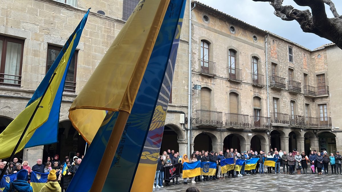 Banderes ucraïneses a la concentració duta a terme a Guissona (Segarra) coincidint amb el segon aniversari de l'inici de la invassió russa a Ucraïna.