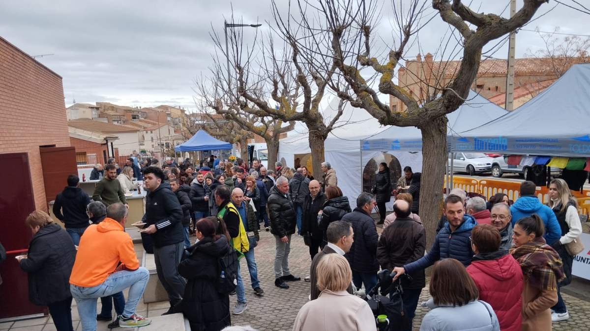 Visitantes en las paradas con productos de proximidad.