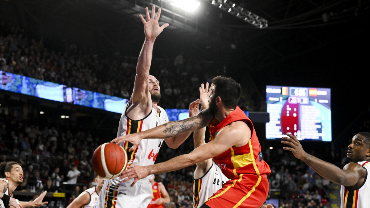 Ricky Rubio, de nou titular, intenta assistir un company. - EFE/EPA/FREDERIC SIERAKOWSKI