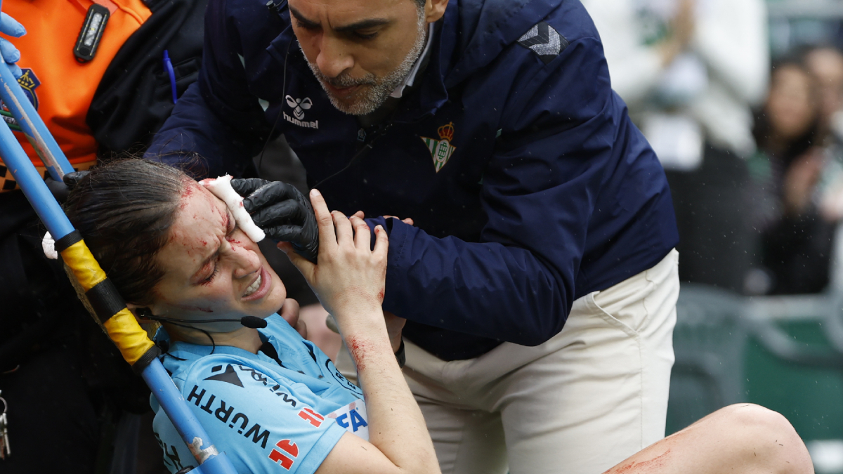 Guadalupe Porras, en el moment de ser atesa del cop. - EFE/ JULIO MUÑOZ