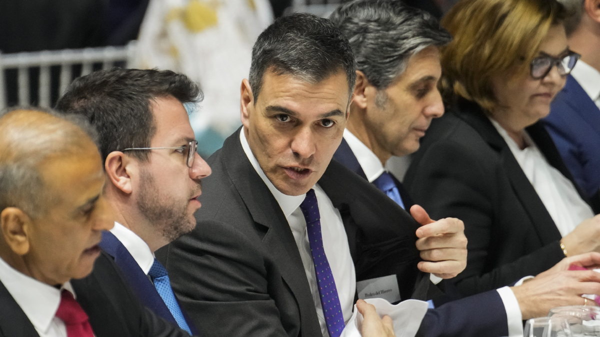 Pedro Sánchez i Pere Aragonès conversen durant el sopar de benvinguda al MWC de Barcelona. - EFE