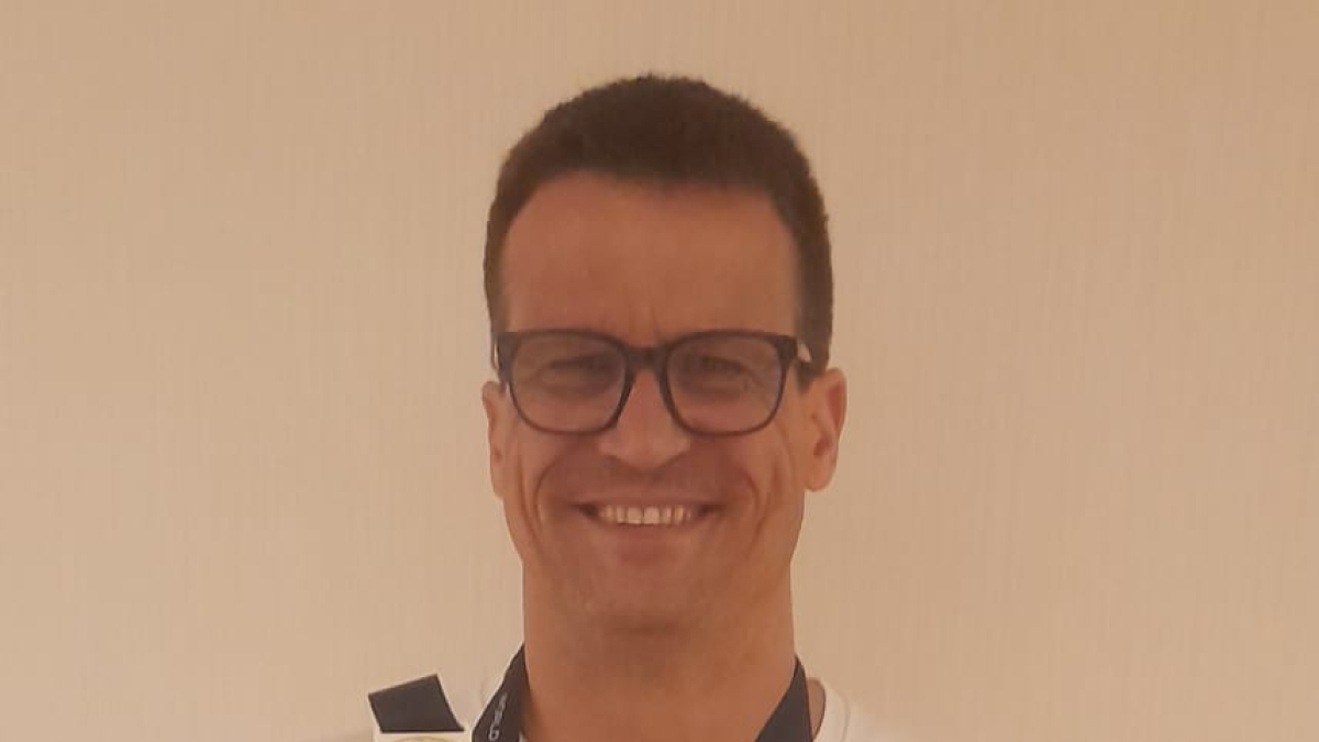 Lluís Pijuan mostra la medalla d’or obtinguda en aigües obertes.