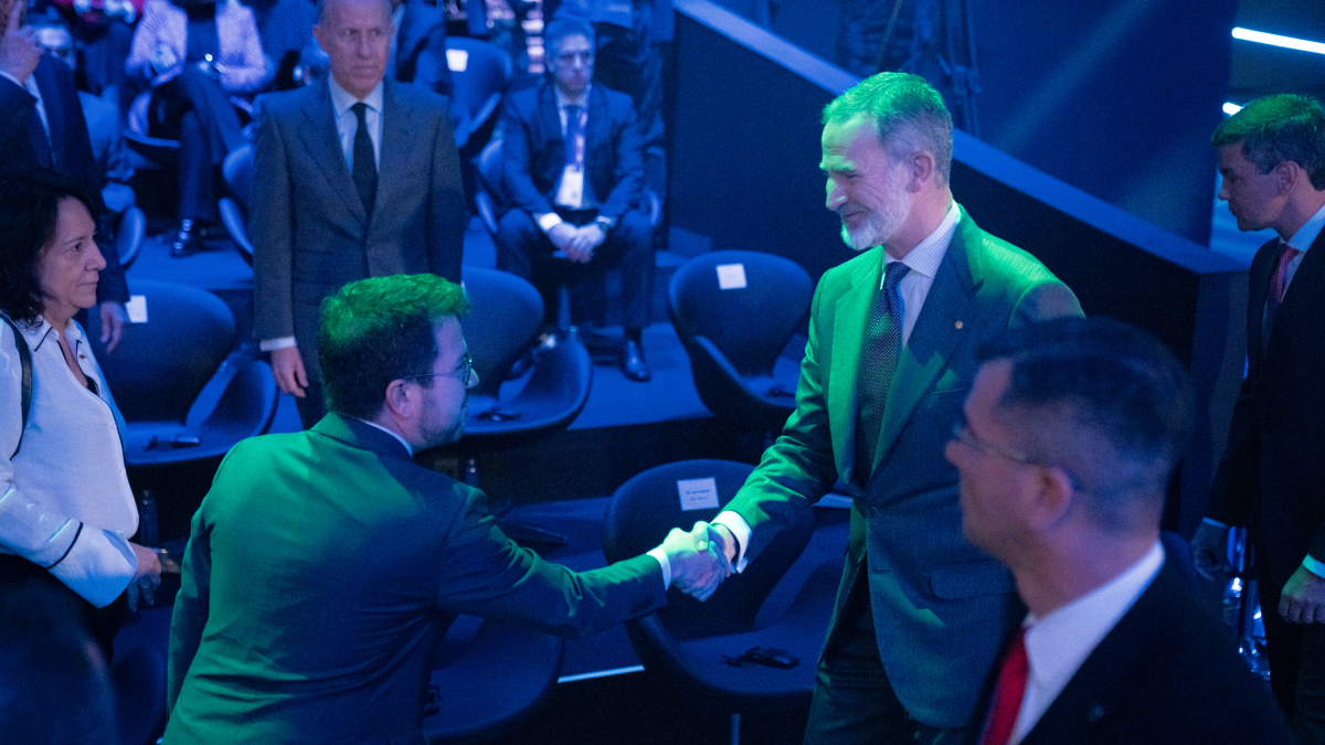 El rey Felipe VI saluda al president de la Generalitat, Pere Aragonès, en la inauguración del Mobile World Congress (MWC) para encabezar la inauguración del evento