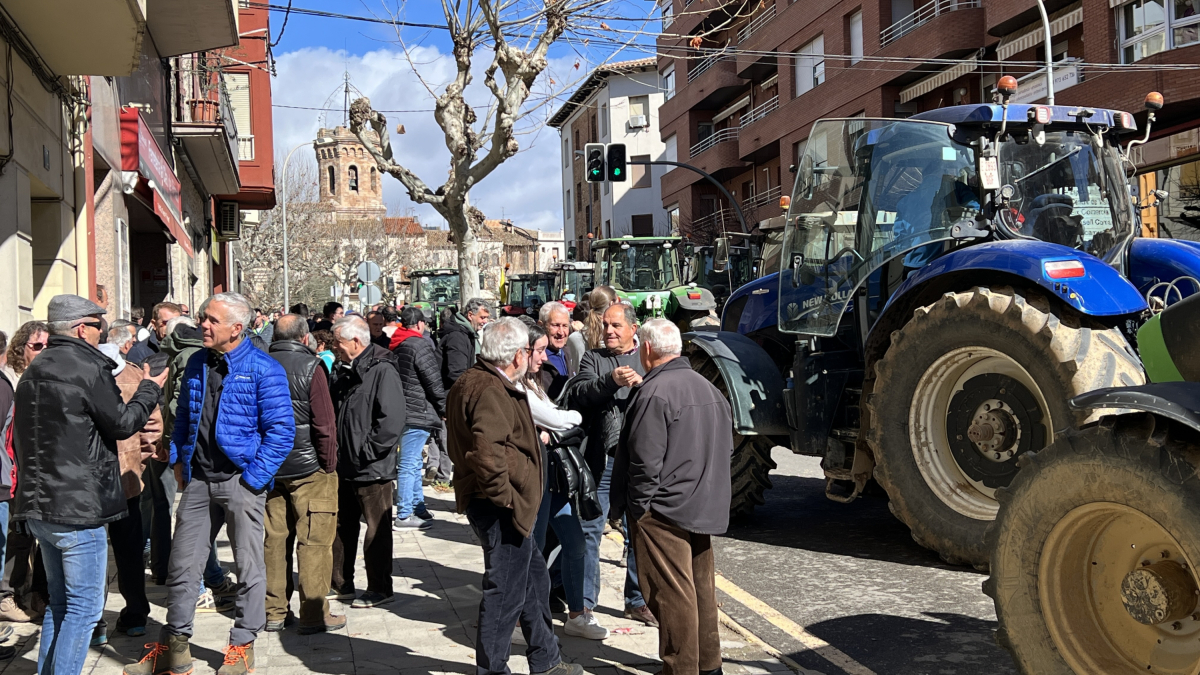 Tractors aturats i agricultors concentrats davant de la delegació del Govern a l’Alt Pirineu i Aran en Tremp.