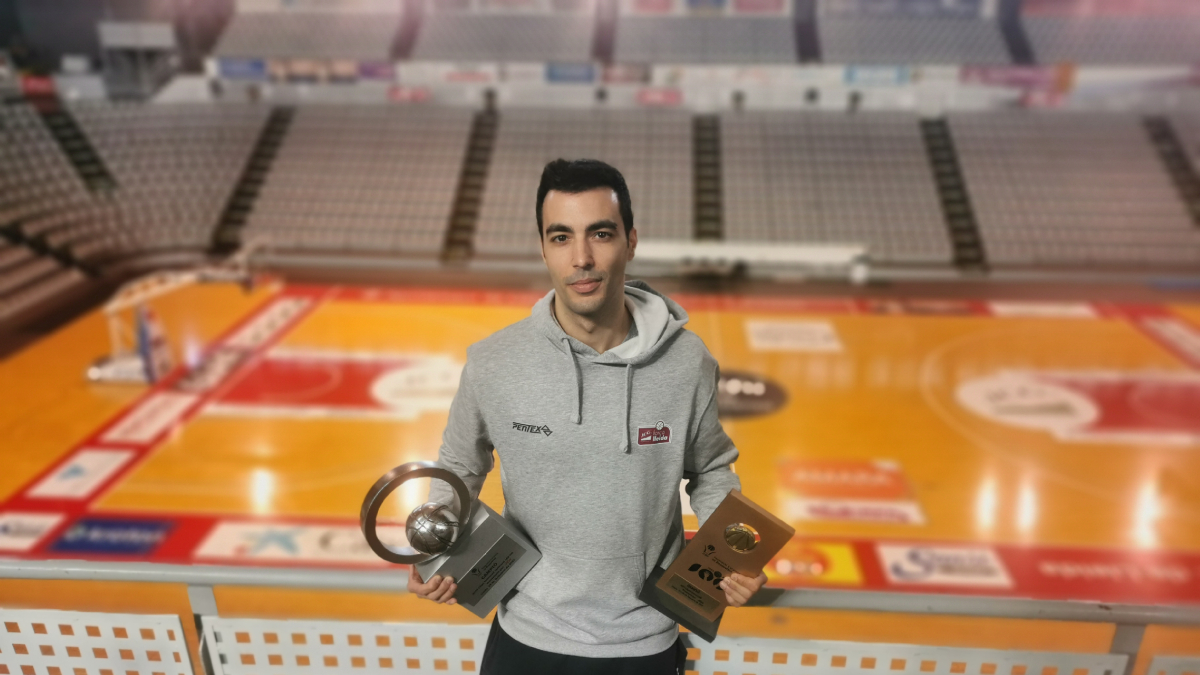 Gerard Encuentra, al Barris Nord subjectant els dos trofeus de la Lliga Catalana de LEB conquerits les dos últimes temporades. - X.P.